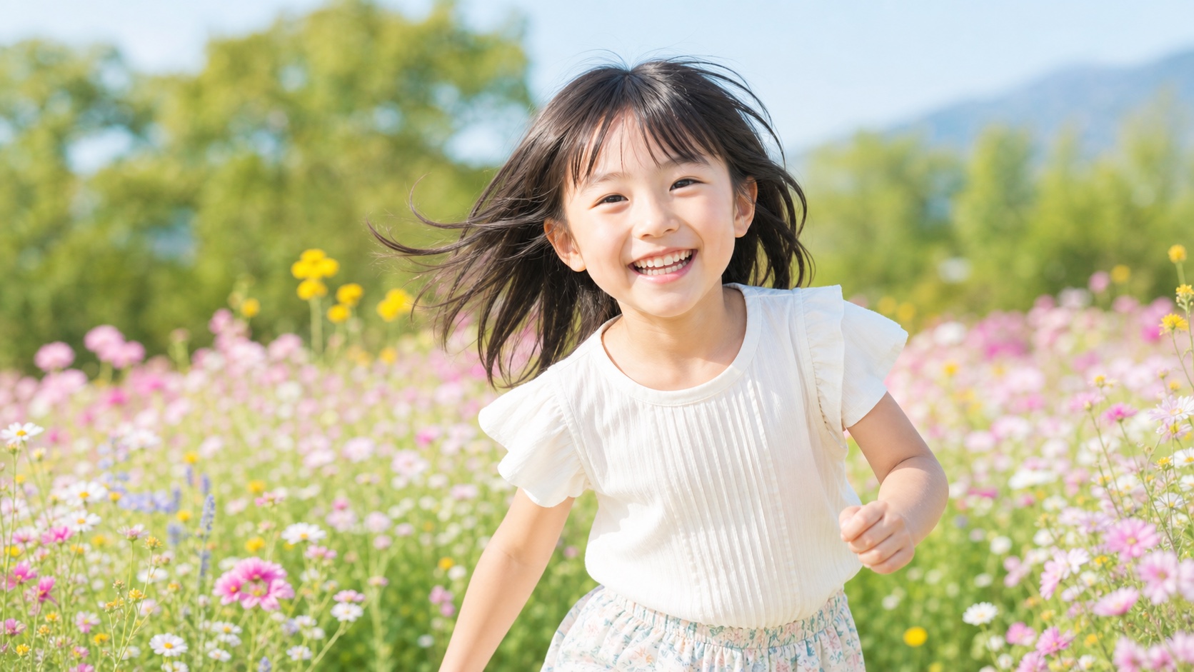 お花畑で元気に遊ぶ笑顔のお子さま