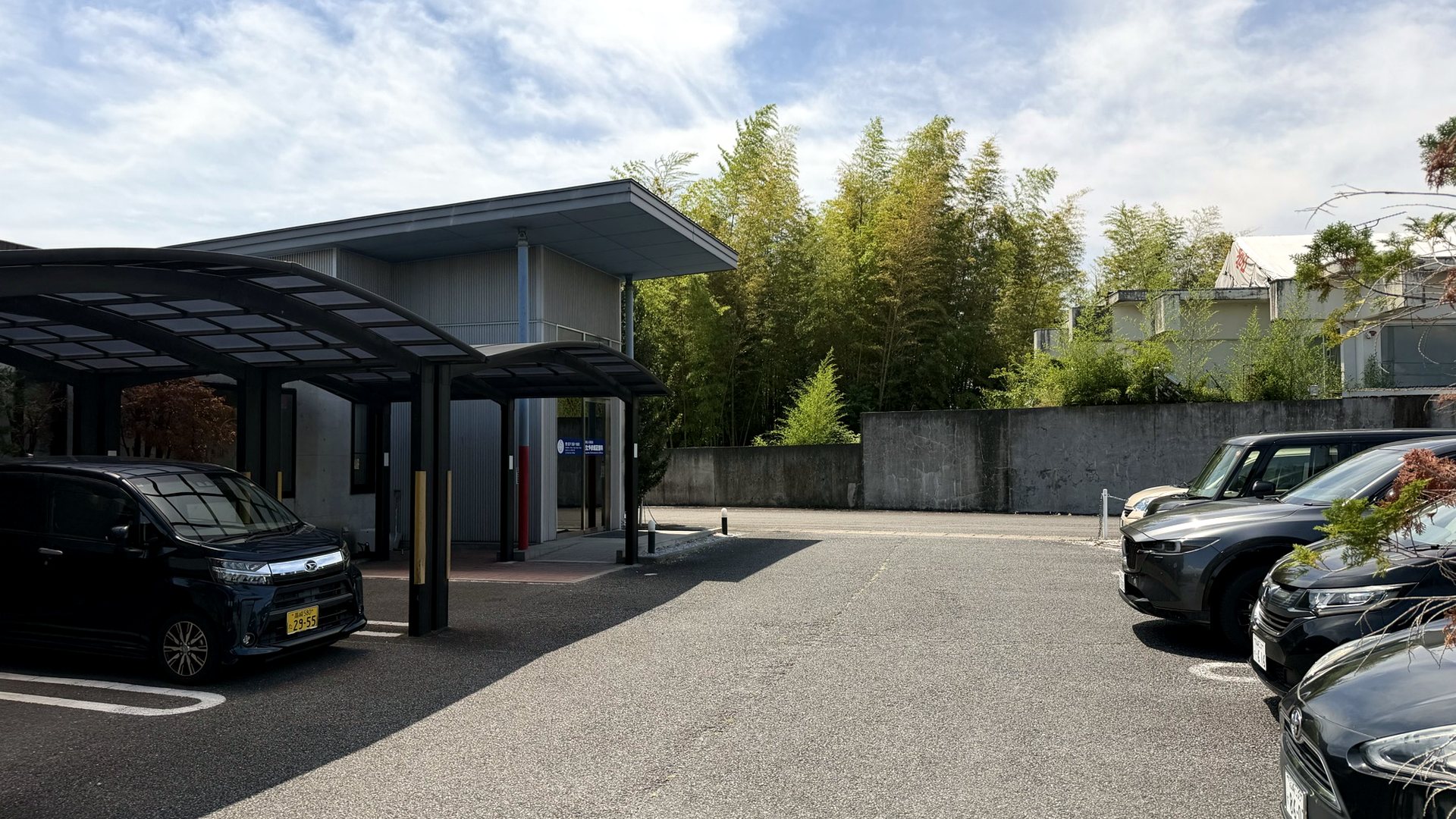 きたやま矯正歯科の外観と駐車場